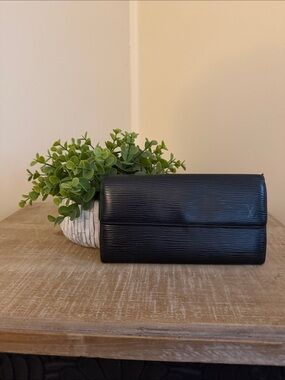 Louis Vuitton Black Epi leather Sarah Wallet
